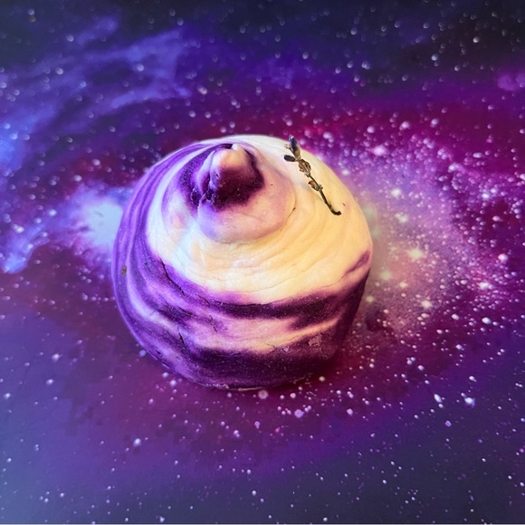 Lush A French Kiss bubble bar from the April 2024 kitchen box - Picture 1 of 4